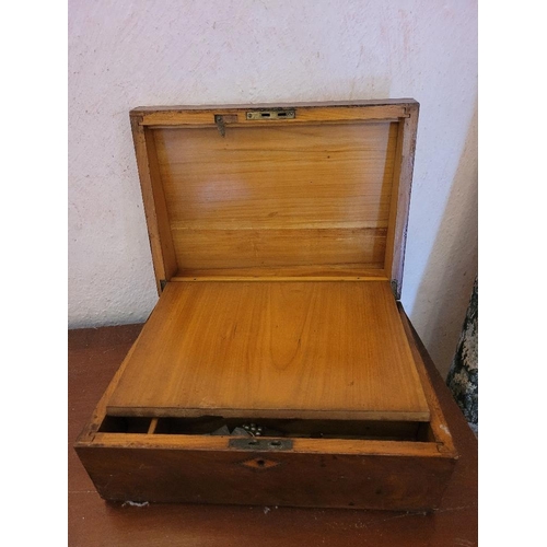 209 - AN INLAID MAHOGANY WRITING BOX / SLOPE, with hinged lid, which opens to reveal a velvet lined interi... 