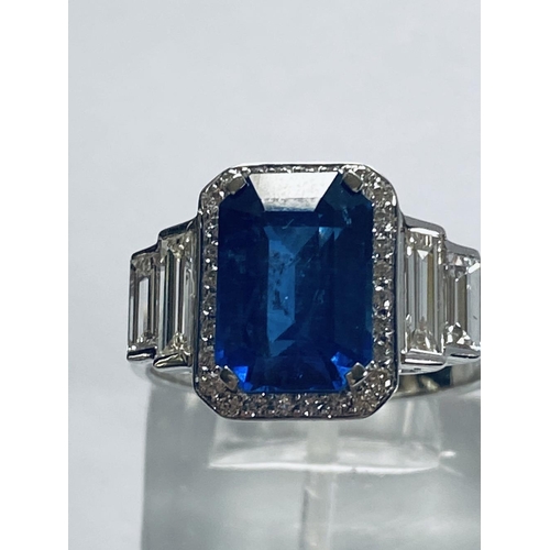 21 - AN 18CT WHITE GOLD RECTANGULAR CEYLON SAPPHIRE AND DIAMOND RING, the magnificent sapphire stone weig... 