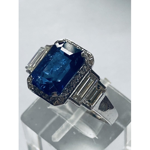 21 - AN 18CT WHITE GOLD RECTANGULAR CEYLON SAPPHIRE AND DIAMOND RING, the magnificent sapphire stone weig... 