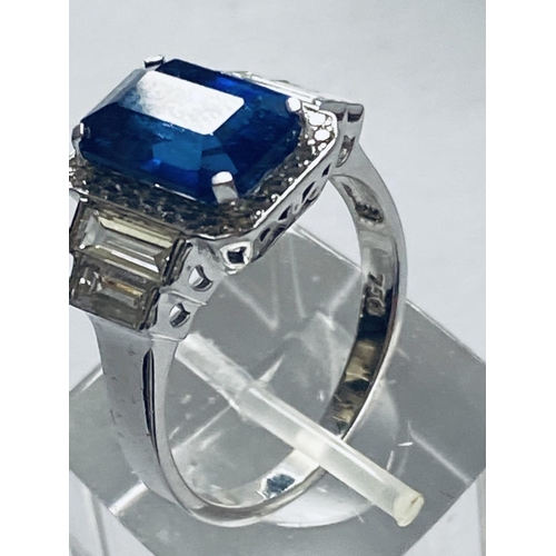 21 - AN 18CT WHITE GOLD RECTANGULAR CEYLON SAPPHIRE AND DIAMOND RING, the magnificent sapphire stone weig... 