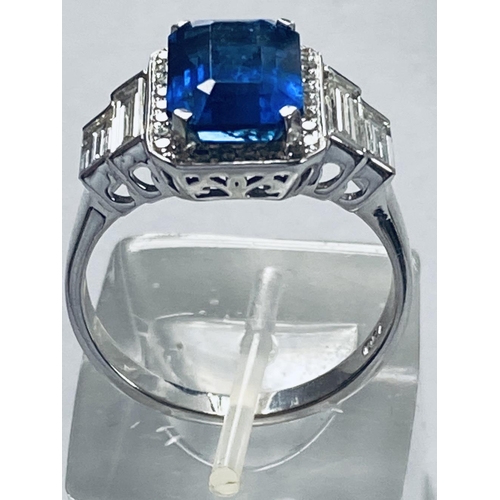 21 - AN 18CT WHITE GOLD RECTANGULAR CEYLON SAPPHIRE AND DIAMOND RING, the magnificent sapphire stone weig... 