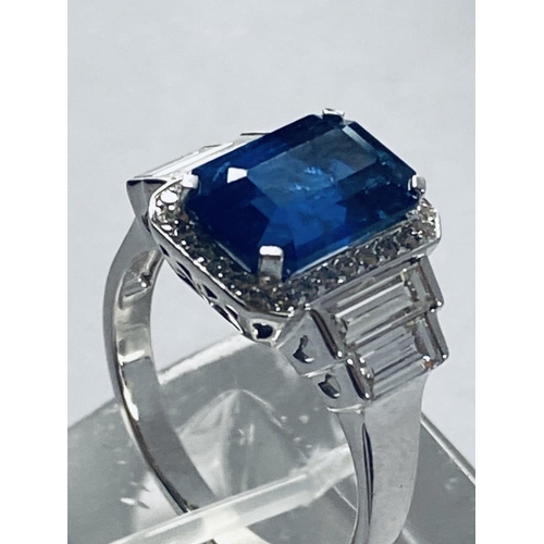 21 - AN 18CT WHITE GOLD RECTANGULAR CEYLON SAPPHIRE AND DIAMOND RING, the magnificent sapphire stone weig... 