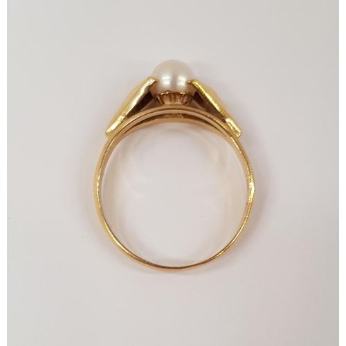 218 - AN 18CT YELLOW GOLD CULTURED PEARL RING, with SA stamp, the pearl flanked by geometric shaped should... 