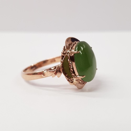 219 - AN 18CT ROSE GOLD JADE RING, with rope and leaf detail to the raised setting and shoulders, ring siz... 