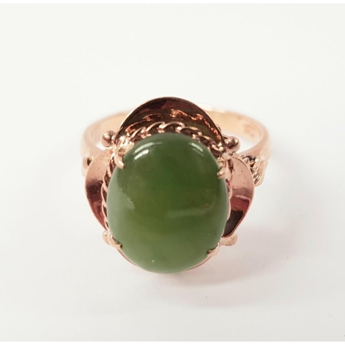 219 - AN 18CT ROSE GOLD JADE RING, with rope and leaf detail to the raised setting and shoulders, ring siz... 