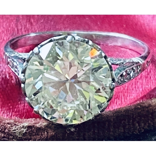 22 - A MAGNIFICENT PLATINUM SOLITAIRE DIAMOND RING, with diamond shoulders, this is one of the best cut s... 