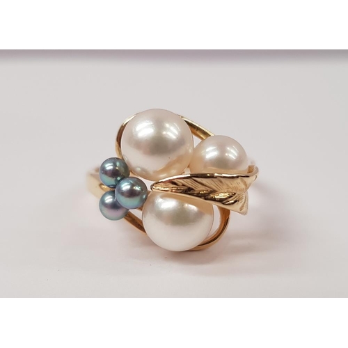 29 - A 14CT YELLOW GOLD CULTURED PEARL RING, 3 larger white pearls and 3 smaller blue/purple pearls, with... 