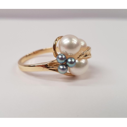 29 - A 14CT YELLOW GOLD CULTURED PEARL RING, 3 larger white pearls and 3 smaller blue/purple pearls, with... 