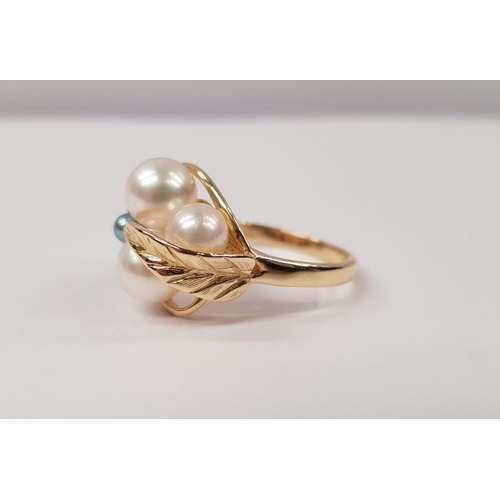 29 - A 14CT YELLOW GOLD CULTURED PEARL RING, 3 larger white pearls and 3 smaller blue/purple pearls, with... 