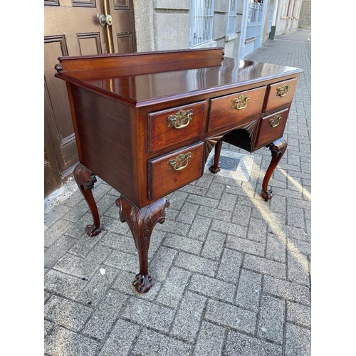 66 - A VERY FINE IRISH MAHOGANY LOW BOY / SIDE BOARD, with raised back gallery, and arrangement of 5 draw... 