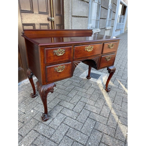 66 - A VERY FINE IRISH MAHOGANY LOW BOY / SIDE BOARD, with raised back gallery, and arrangement of 5 draw... 