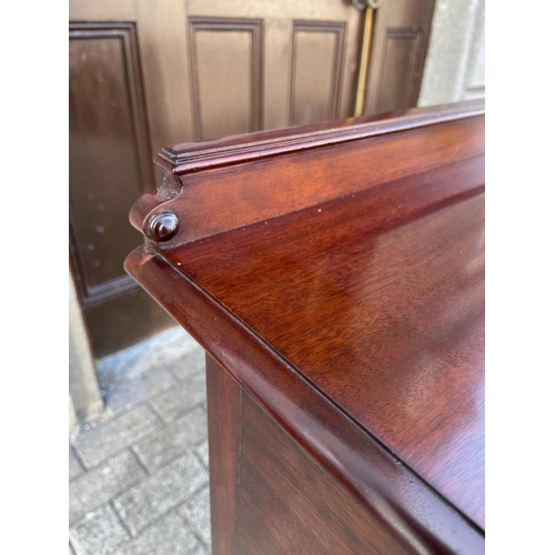 66 - A VERY FINE IRISH MAHOGANY LOW BOY / SIDE BOARD, with raised back gallery, and arrangement of 5 draw... 