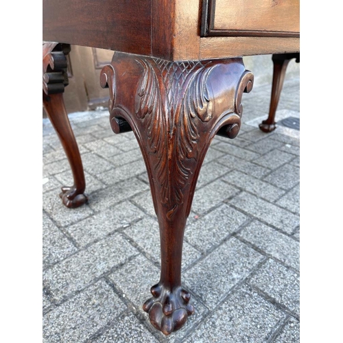 66 - A VERY FINE IRISH MAHOGANY LOW BOY / SIDE BOARD, with raised back gallery, and arrangement of 5 draw... 