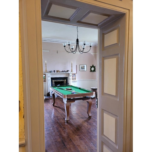 87 - AN E. J RILEY SNOOKER DINING TABLE, comes with snooker cues, set of balls and a score board. Table h... 