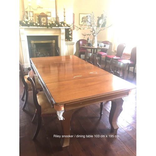 87 - AN E. J RILEY SNOOKER DINING TABLE, comes with snooker cues, set of balls and a score board. Table h... 