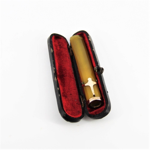 115 - A CASED YELLOW AMBER CIGARETTE HOLDER with gold clip and base, presented in the original case with v... 