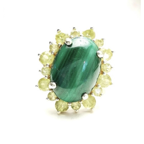 126 - A VINTAGE 14CT YELLOW GOLD MALACHITE & PERIDOT CLUSTER RING, with a beautiful oval shaped malachite ... 