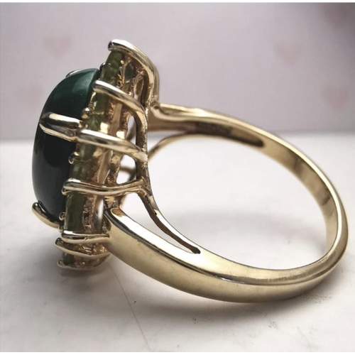 126 - A VINTAGE 14CT YELLOW GOLD MALACHITE & PERIDOT CLUSTER RING, with a beautiful oval shaped malachite ... 