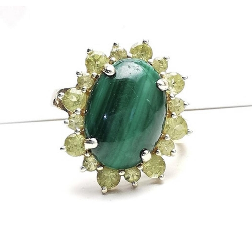 126 - A VINTAGE 14CT YELLOW GOLD MALACHITE & PERIDOT CLUSTER RING, with a beautiful oval shaped malachite ... 