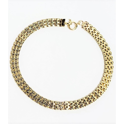 132 - A GOLD LINK BRACELET, nice colour to this bracelet and would work nicely for either a man or woman’s... 