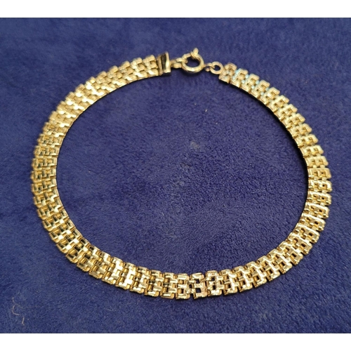 132 - A GOLD LINK BRACELET, nice colour to this bracelet and would work nicely for either a man or woman’s... 