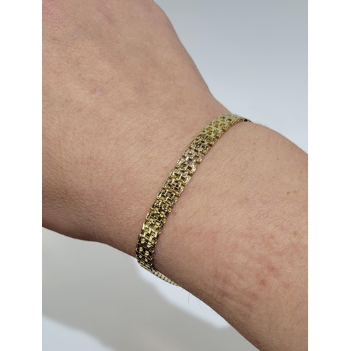 132 - A GOLD LINK BRACELET, nice colour to this bracelet and would work nicely for either a man or woman’s... 