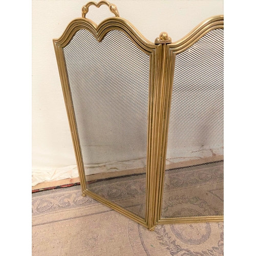 134 - A VERY FINE REGENCY FOUR PANEL FOLDING FIRE SCREEN / GUARD, with shaped frame having reeded design a... 