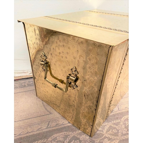 135 - A POLISHED BRASS LOG BOX / FIRE BOX, with decorative rope and dot moulded detail to the top and fron... 