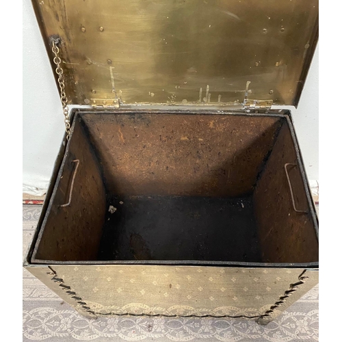 136 - A POLISHED BRASS FIRE BOX / LOG BOX, the large sized fire side box has a hinged lid that opens to re... 