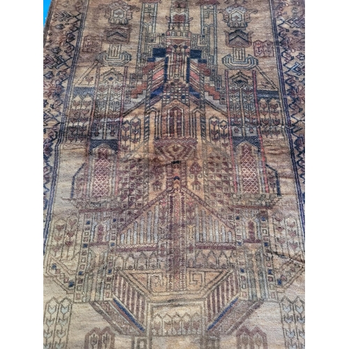 155 - AN ANTIQUE BELOUCH PRAYER RUG / FLOOR RUG, a good handmade woollen piece, circa 1940s, with traditio... 