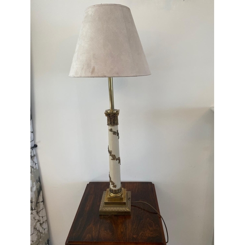 156 - A GOOD QUALITY & DECORATIVE CORINTHIAN COLUMN TABLE LAMP, with brass on cream coloured column base, ... 