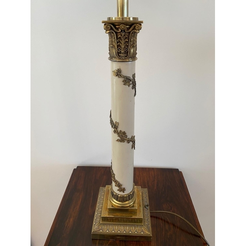 156 - A GOOD QUALITY & DECORATIVE CORINTHIAN COLUMN TABLE LAMP, with brass on cream coloured column base, ... 