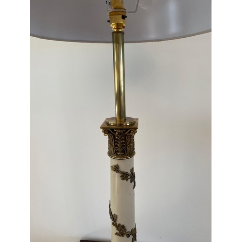 156 - A GOOD QUALITY & DECORATIVE CORINTHIAN COLUMN TABLE LAMP, with brass on cream coloured column base, ... 