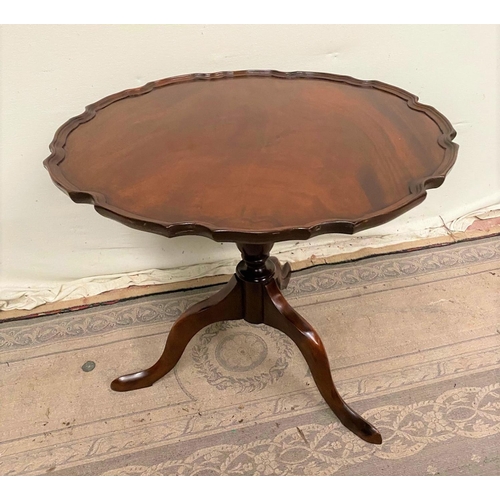 18 - A GOOD QUALITY TIP UP SCALLOP EDGED SIDE TABLE / OCCASSIONAL TABLE, raised on a turned column suppor... 