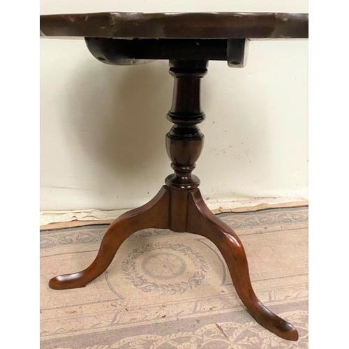 18 - A GOOD QUALITY TIP UP SCALLOP EDGED SIDE TABLE / OCCASSIONAL TABLE, raised on a turned column suppor... 