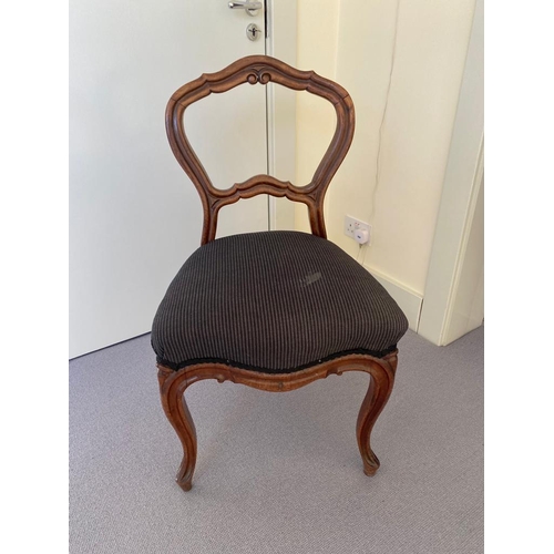 206 - A PAIR OF VICTORIAN MAHOGANY DINING CHAIRS, with ridged carved back splat, upholstered seat, on cabr... 