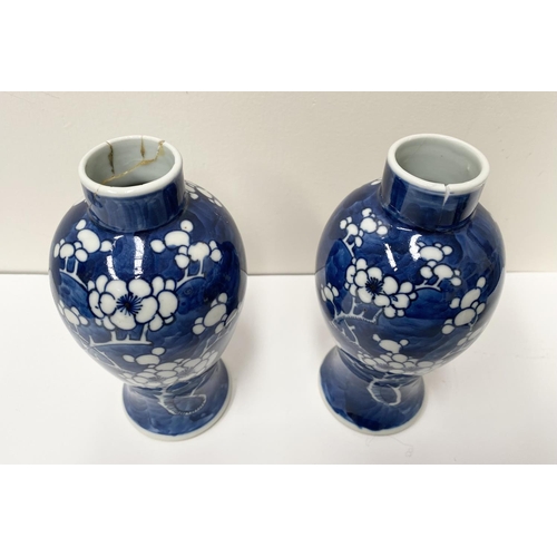 217 - A PAIR OF CHINESE BLUE AND WHITE LIDDED JARS, ALONG WITH FOUR GINGER JARS, Kangxi period, all in the... 