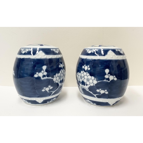 217 - A PAIR OF CHINESE BLUE AND WHITE LIDDED JARS, ALONG WITH FOUR GINGER JARS, Kangxi period, all in the... 