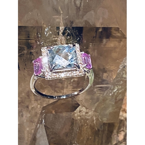 34 - A VERY PRETTY 18CT WHITE GOLD AQUAMARINE, PINK SAPPHIRE & DIAMOND HALO RING, with a large central Aq... 