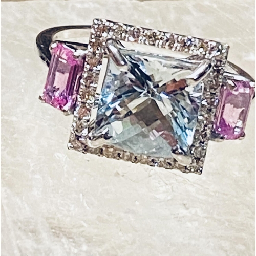 34 - A VERY PRETTY 18CT WHITE GOLD AQUAMARINE, PINK SAPPHIRE & DIAMOND HALO RING, with a large central Aq... 