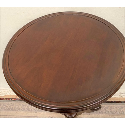 39 - A NEATLY SIZED JARDINIERE TABLE / LAMP TABLE / SIDE TABLE, the small table has a circular shaped top... 