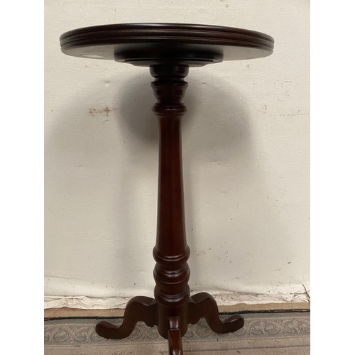 39 - A NEATLY SIZED JARDINIERE TABLE / LAMP TABLE / SIDE TABLE, the small table has a circular shaped top... 