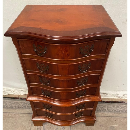 48 - A NEATLY SIZED MAHOGANY SERPENTINE SHAPED / BOW FRONTED CHEST OF CHEST / TALL BOY, with cross-banded... 