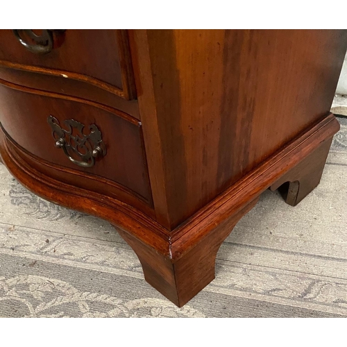 48 - A NEATLY SIZED MAHOGANY SERPENTINE SHAPED / BOW FRONTED CHEST OF CHEST / TALL BOY, with cross-banded... 