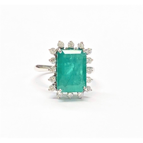 50 - A UNIQUE 18CT GOLD EMERALD AND DIAMOND CLUSTER RING, with beautiful 4.7ct central emerald surrounded... 