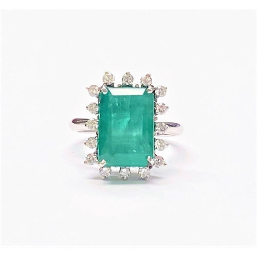 50 - A UNIQUE 18CT GOLD EMERALD AND DIAMOND CLUSTER RING, with beautiful 4.7ct central emerald surrounded... 