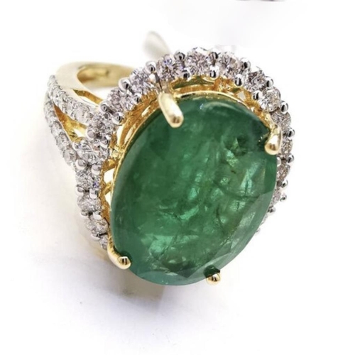 63 - AN 18CT GOLD EMERALD & DIAMOND RING, this top quality piece of jewellery is made up with a large cen... 