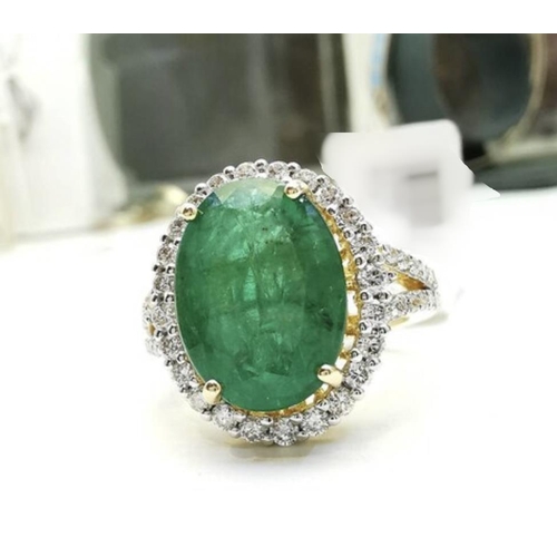 63 - AN 18CT GOLD EMERALD & DIAMOND RING, this top quality piece of jewellery is made up with a large cen... 