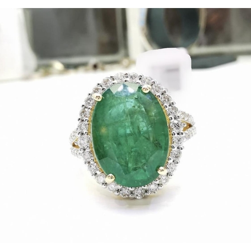 63 - AN 18CT GOLD EMERALD & DIAMOND RING, this top quality piece of jewellery is made up with a large cen... 