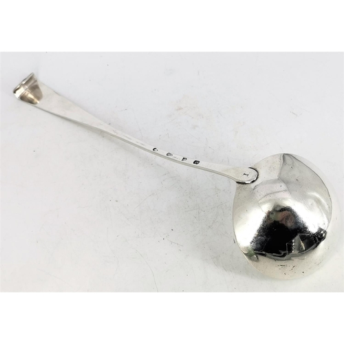 64 - A FINE IRISH 18TH CENTURY SILVER HOOK TERMINAL PUMCH LADLE, with family crest engraving to the tip o... 